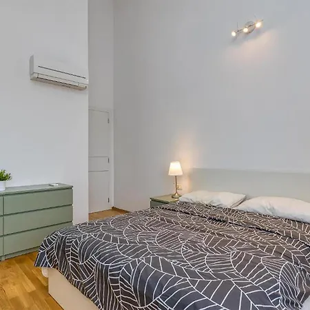 3 Bedroom Stunning In Апартаменты Перой