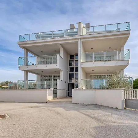 Апартаменты 3 Bedroom Stunning In *
